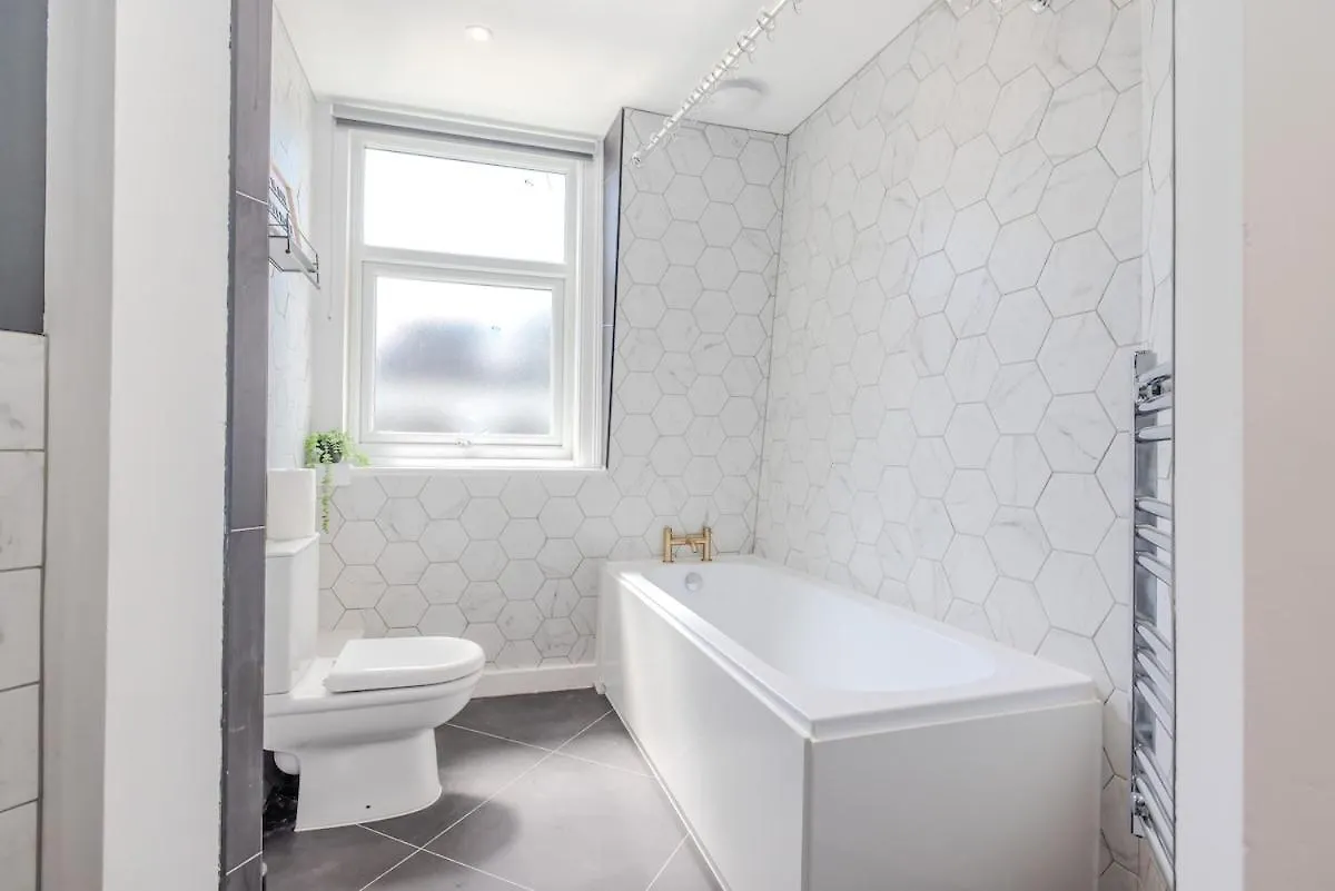 Amazing 3 Bedroom Flat Next To Brighton Beach 0*,